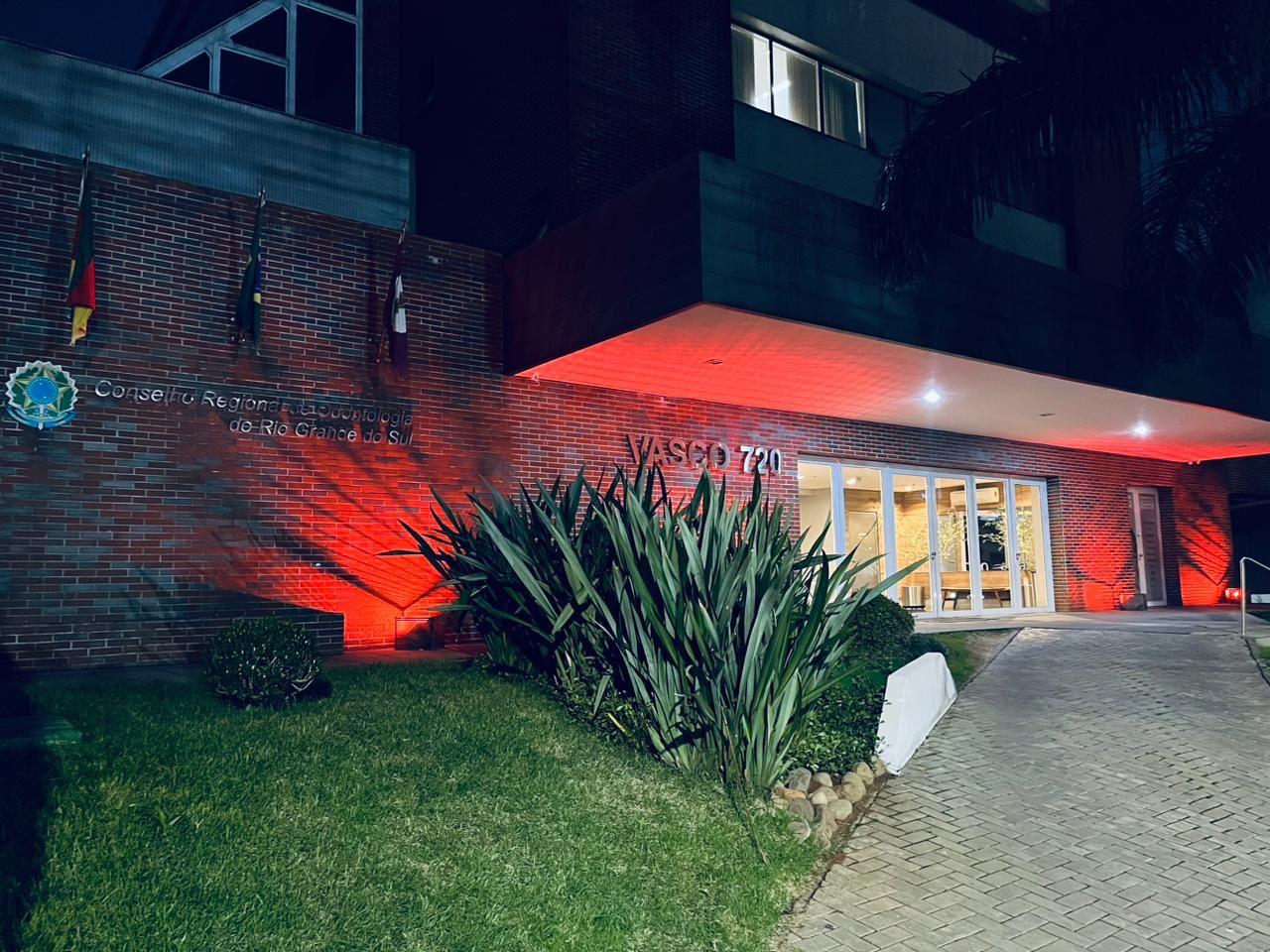 Sede do CRO/RS iluminada em alus&atilde;o ao Maio Vermelho.