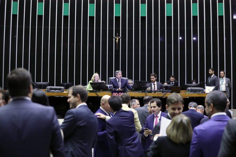 Sem consenso sobre o texto, deputados adiam vota&ccedil;&atilde;o do PL das Fake News