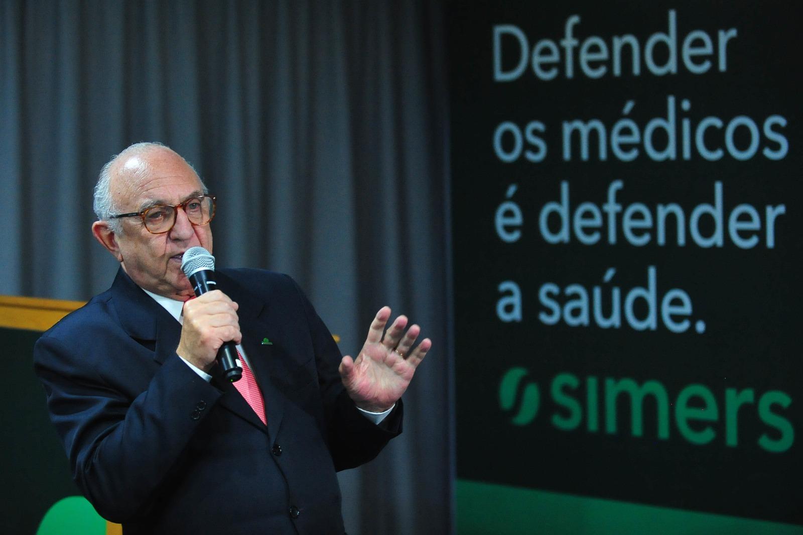 Um novo encontro est&aacute; agendado para o dia 23 de maio e os m&eacute;dicos credenciados devem decidir pelo licenciamento tempor&aacute;rio por 30, 60 ou 90 dias