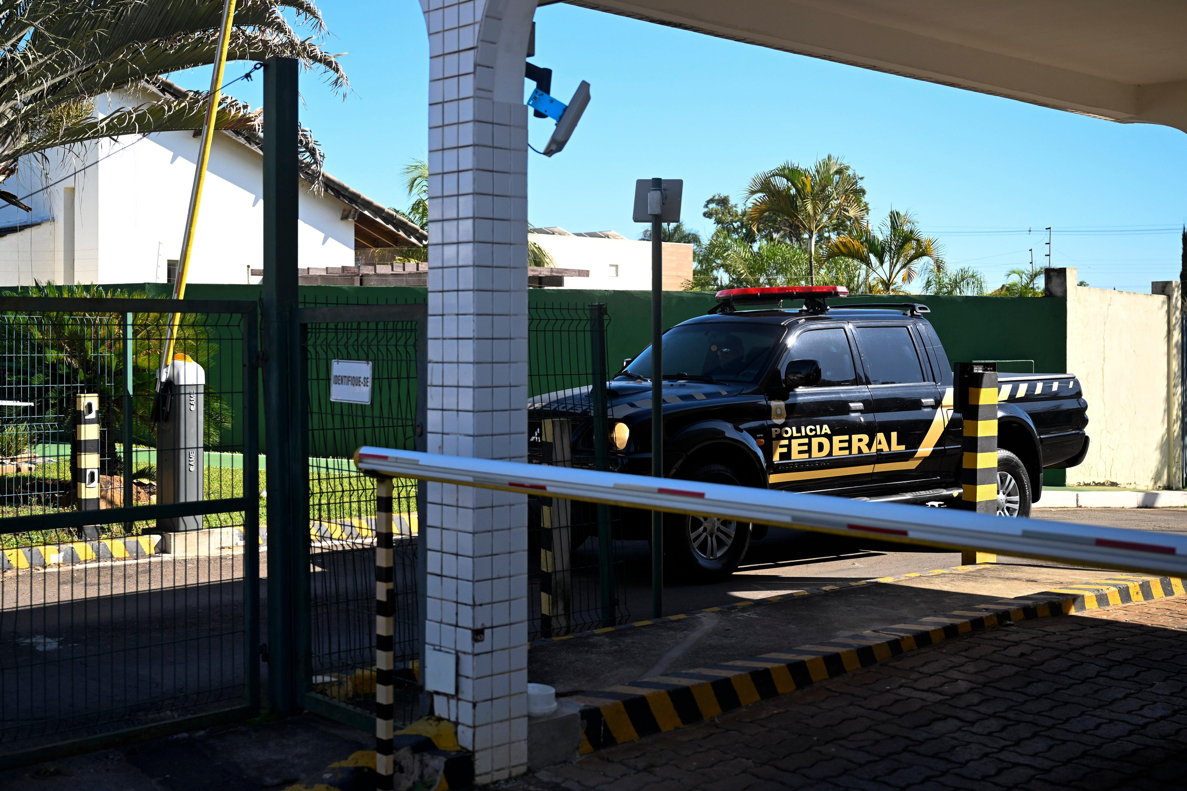Agentes fazem busca em endere&ccedil;o de Bolsonaro 