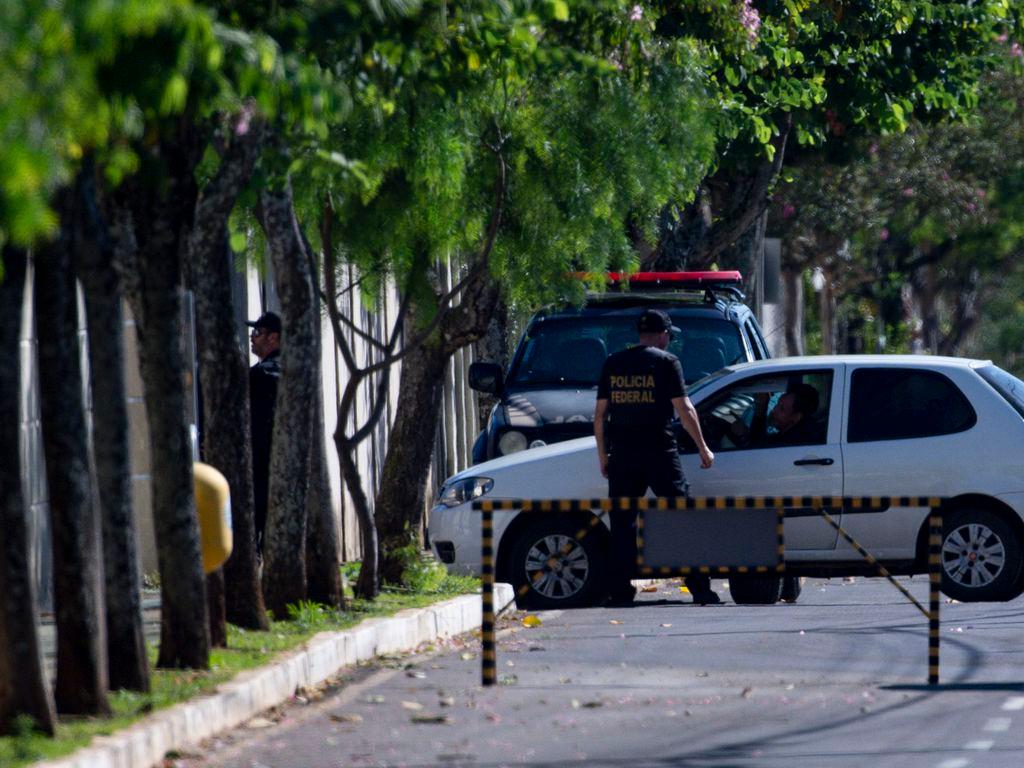 PF faz busca em endere&ccedil;o de Bolsonaro e ex-primeira-dama