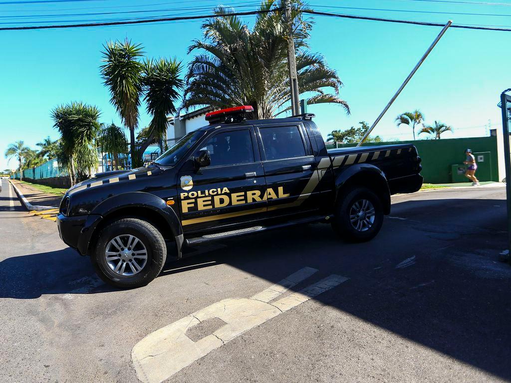 Pol&iacute;cia Federal faz busca e apreens&atilde;o na casa do ex-presidente Jair Bolsonaro