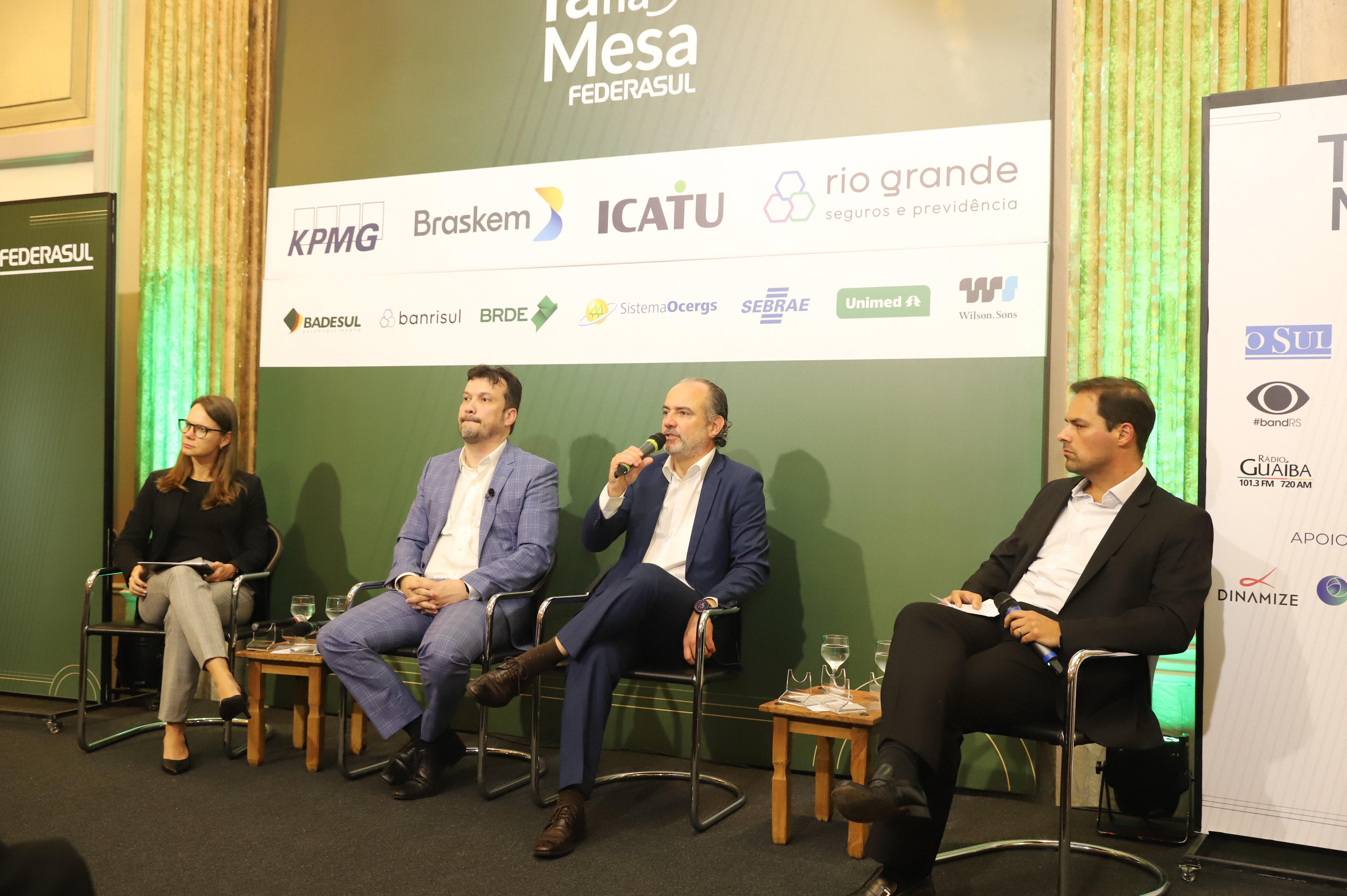 Convidados debateram a import&acirc;ncia da universaliza&ccedil;&atilde;o do saneamento e a venda da Corsan, durante o evento.