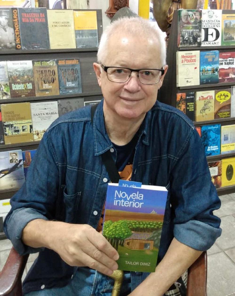 Tailor Diniz com o novo livro que ser&aacute; lan&ccedil;ado hoje no Terezas