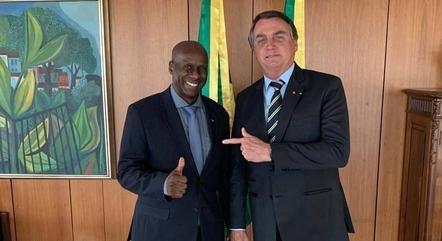 Ailton Barros ao lado do ex-presidente Jair Bolsonaro 