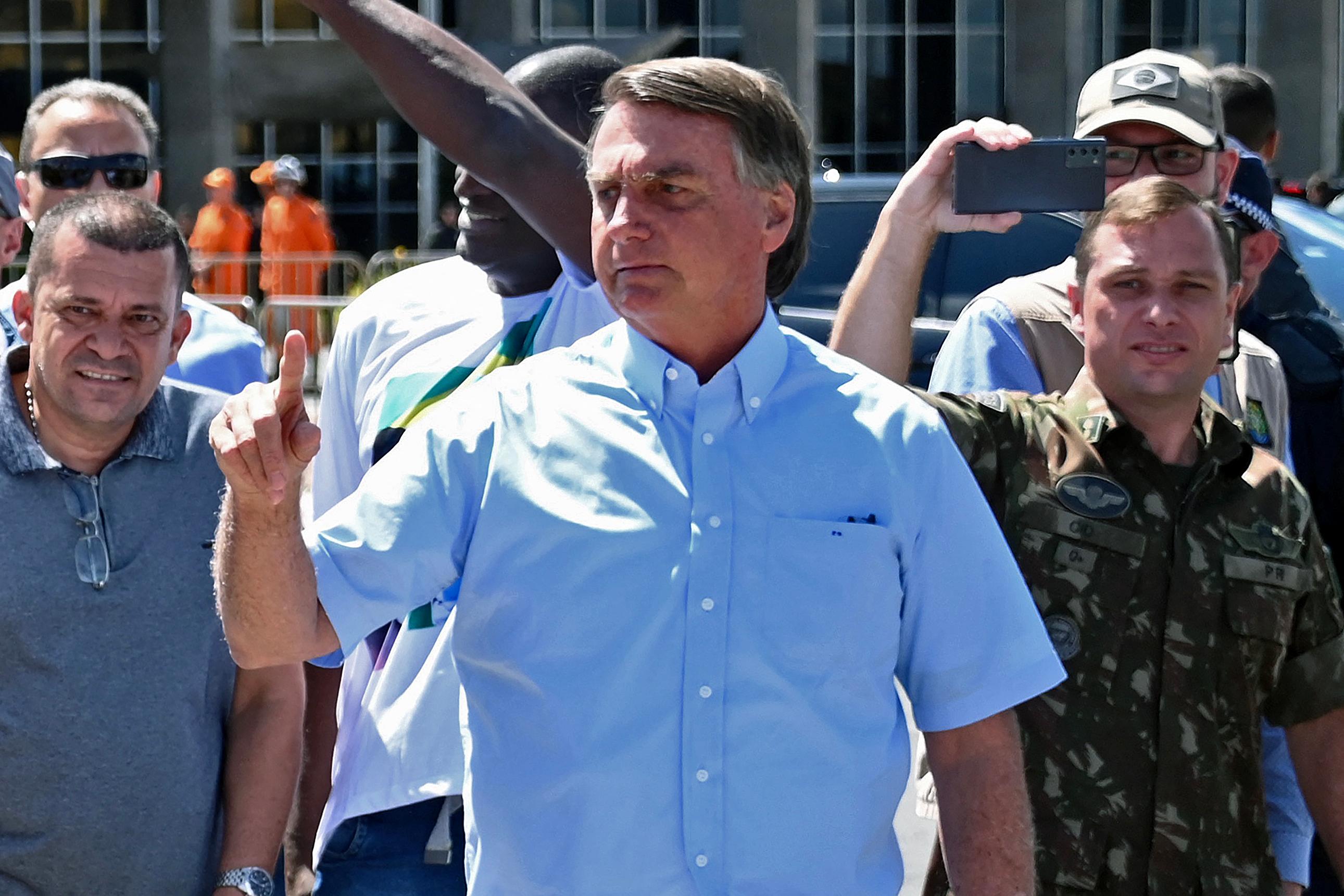 Dados do celular de Bolsonaro podem ser usados como provas em outros inqu&eacute;ritos