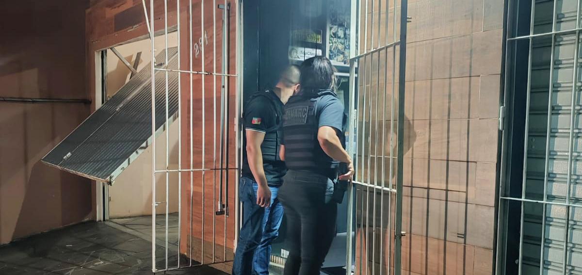 Seis pris&otilde;es foram efetuadas, incluindo um dentista e um professor estadual, al&eacute;m do recolhimento de drogas e dinheiro