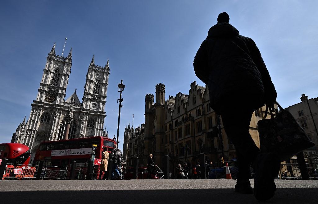 Novo rei ser&aacute; coroado na Abadia de Westminster