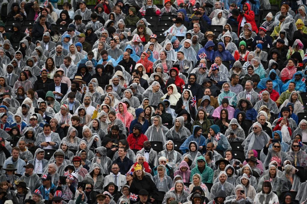 Milhares de admiradores e alguns detratores acompanham um evento in&eacute;dito no Reino Unido h&aacute; 70 anos