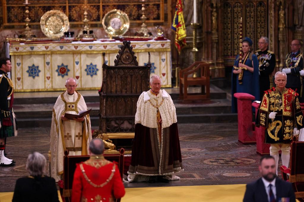 Charles III chega na Abadia de Westminster
