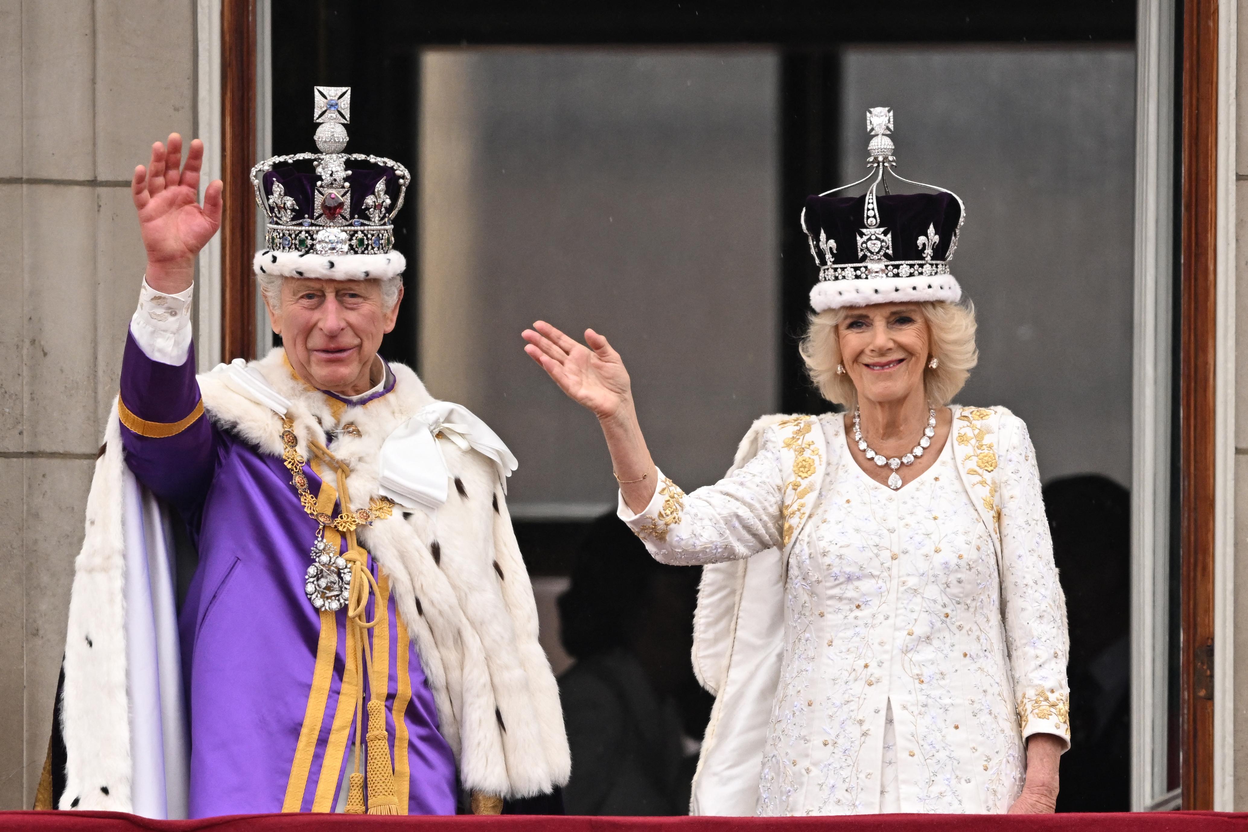 Rei Charles III e rainha Camilla sa&uacute;dam a multid&atilde;o