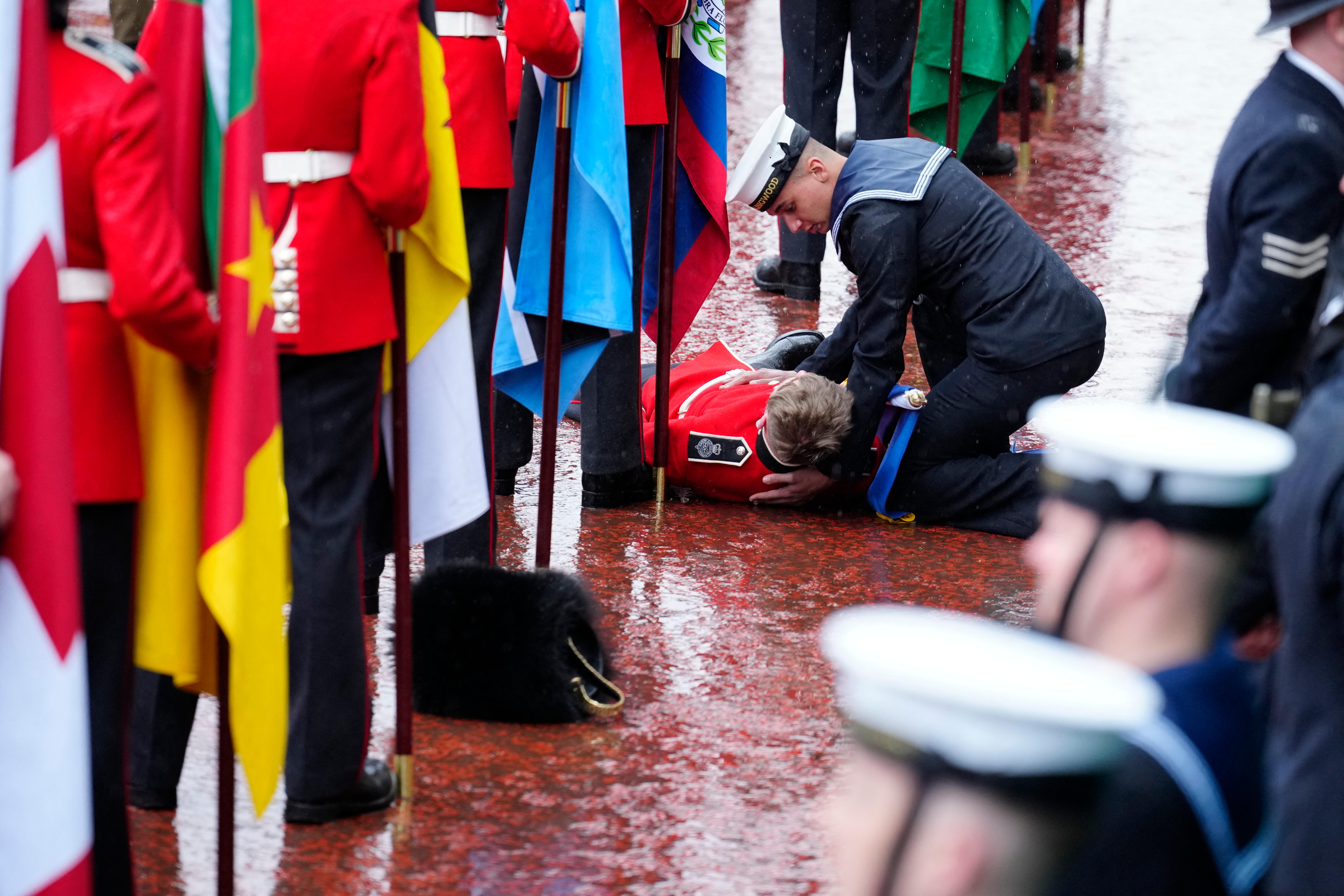Soldado da Guarda Real desmaiou durante a cerim&ocirc;nia e precisou ser socorrido