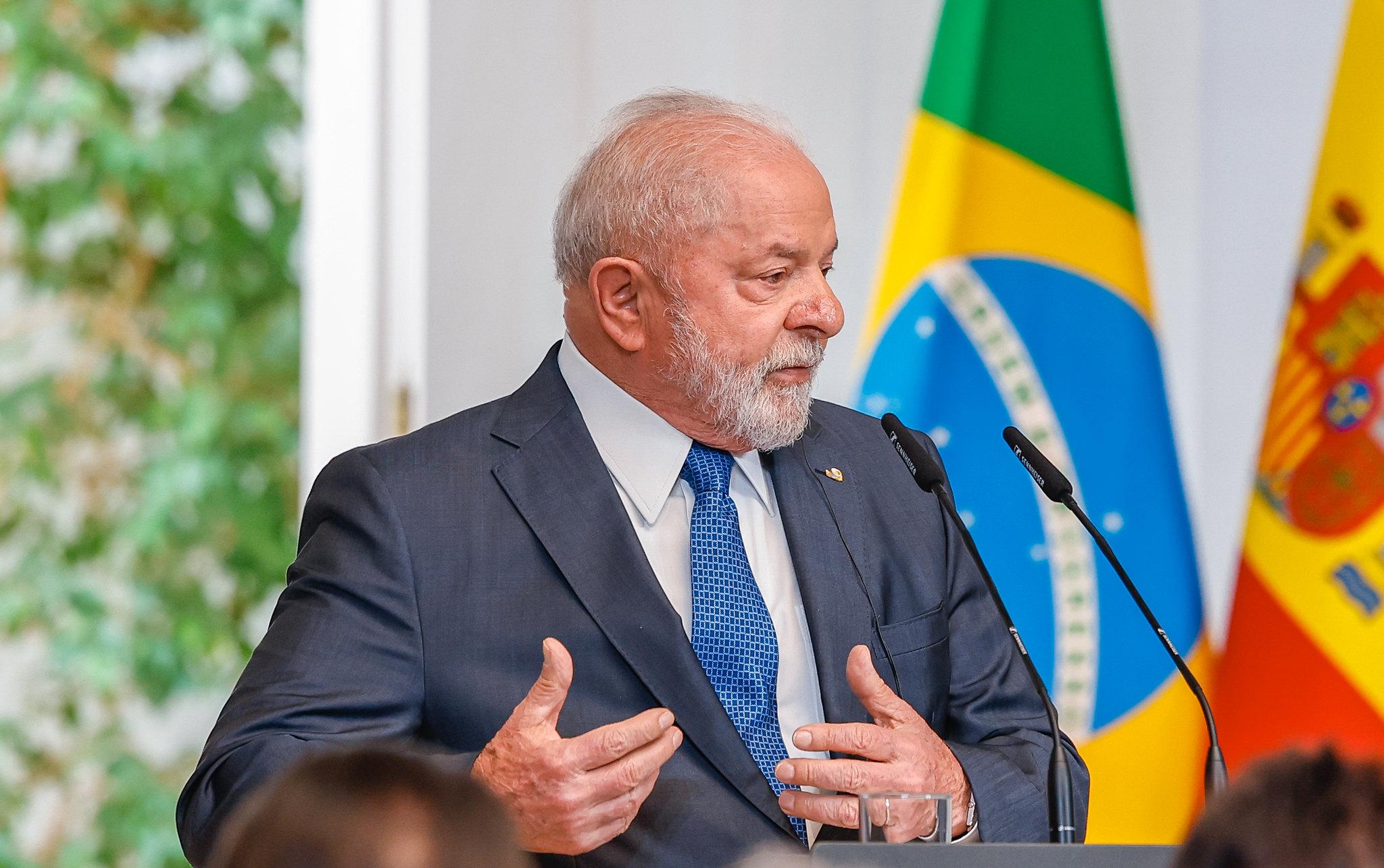 Lula volta a criticar presidente do BC 