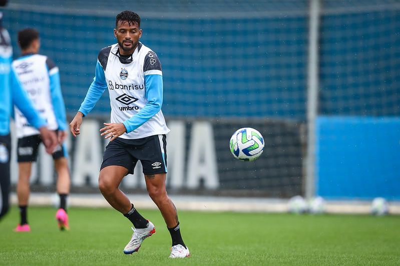 Reinaldo ajusta prepara&ccedil;&atilde;o para retomar titularidade no Gr&ecirc;mio 
