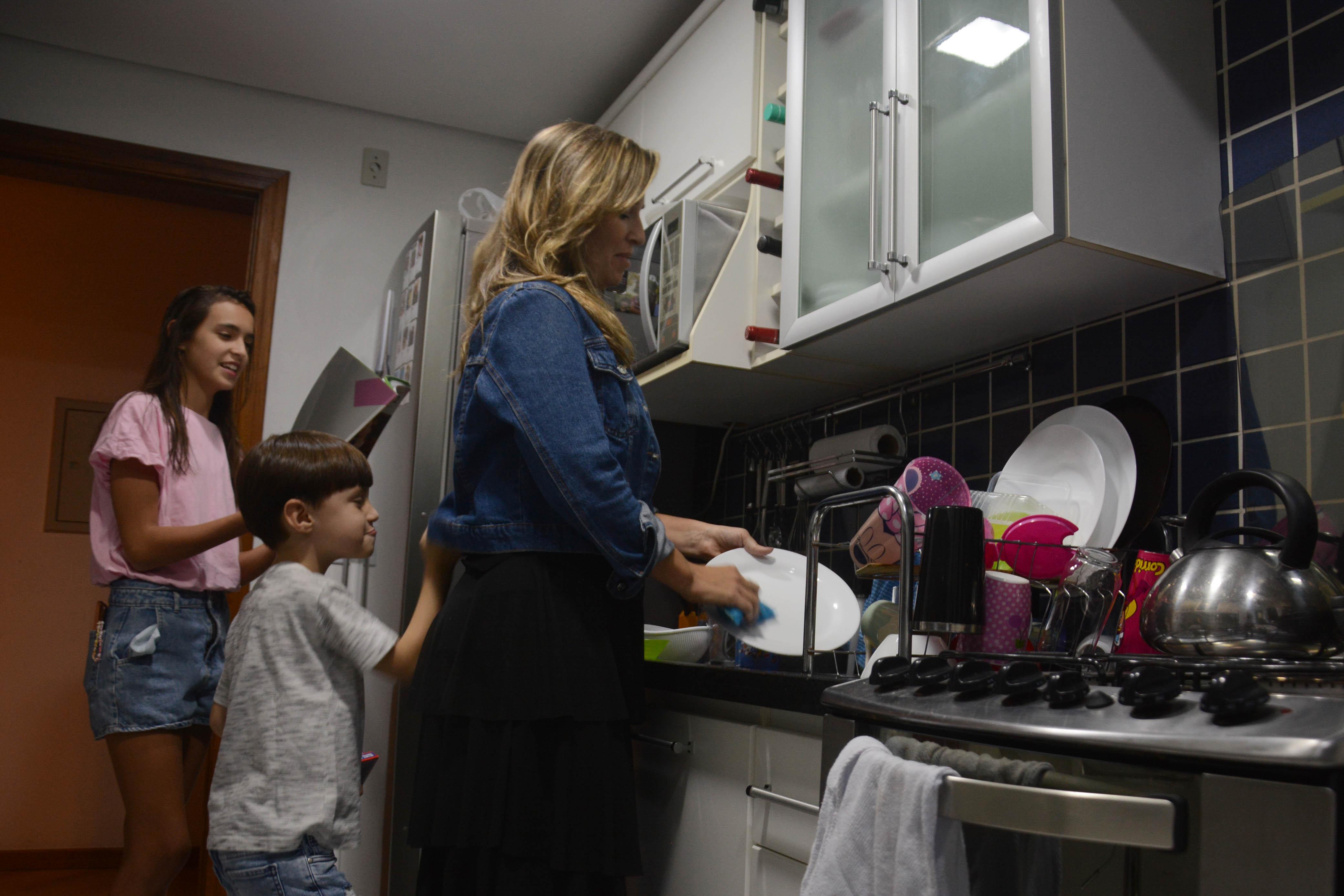 Tais Saraiva, de 43 anos, fala sobre a maternidade com leveza no projeto Benditas M&atilde;es