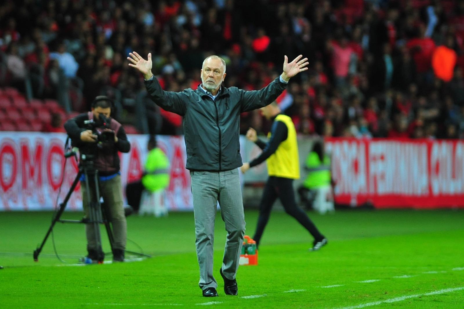 Mano Menezes ter&aacute; jogo contra o Atl&eacute;tico-MG fora de casa no s&aacute;bado