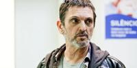 Paulo Miklos vive Aurélio Sá, músico cancelado após ação sua ter sido filmada antes da morte de policial