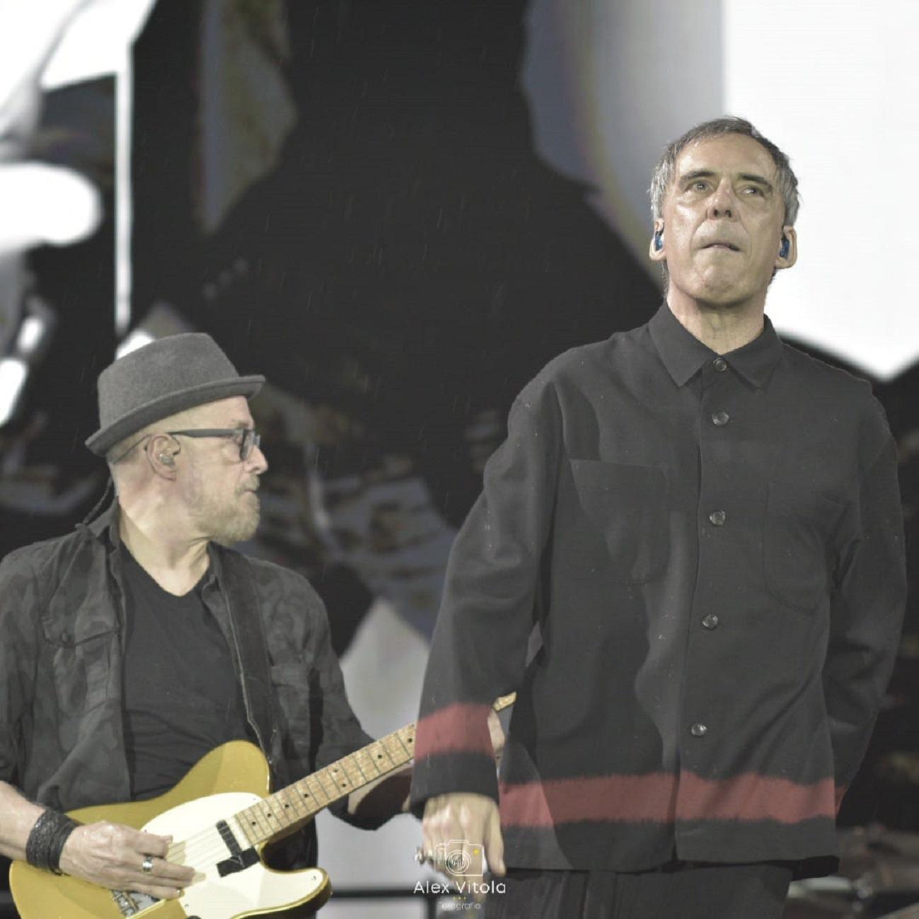 Guitarrista Liminha e Arnaldo Antunes em a&ccedil;&atilde;o no show hist&oacute;rico dos Tit&atilde;s na capital ga&uacute;cha