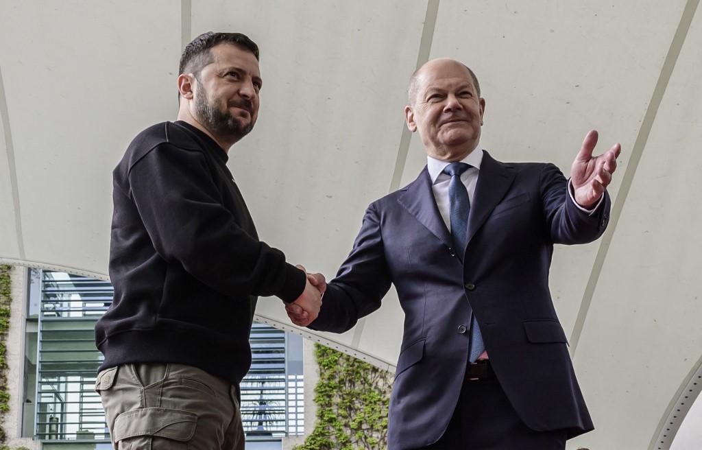 Zelensky pede a chanceler alem&atilde;o apoio na entrega de avi&otilde;es de combate