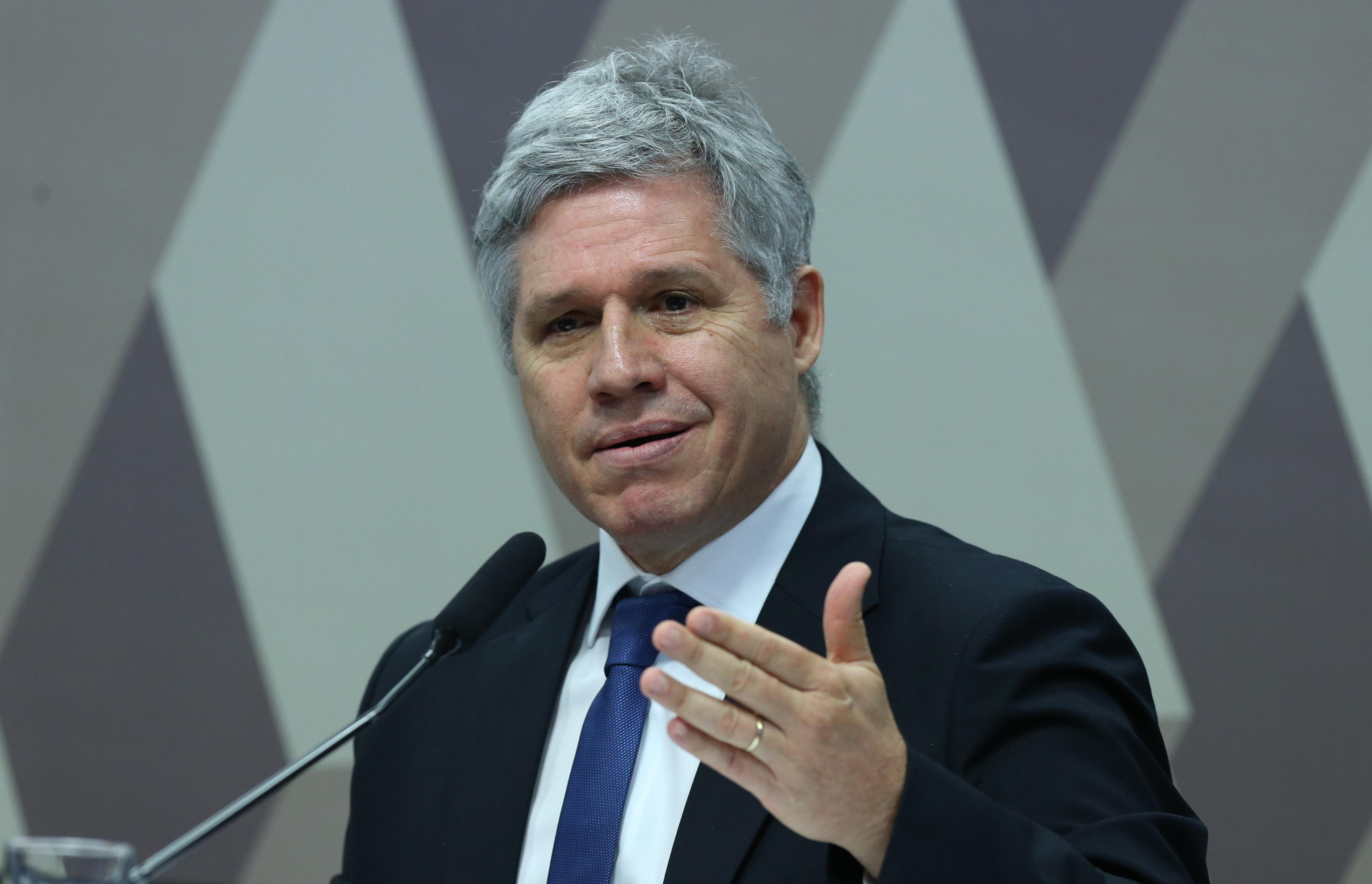 MST pressiona e governo promete "assentamentos emergenciais" no Brasil