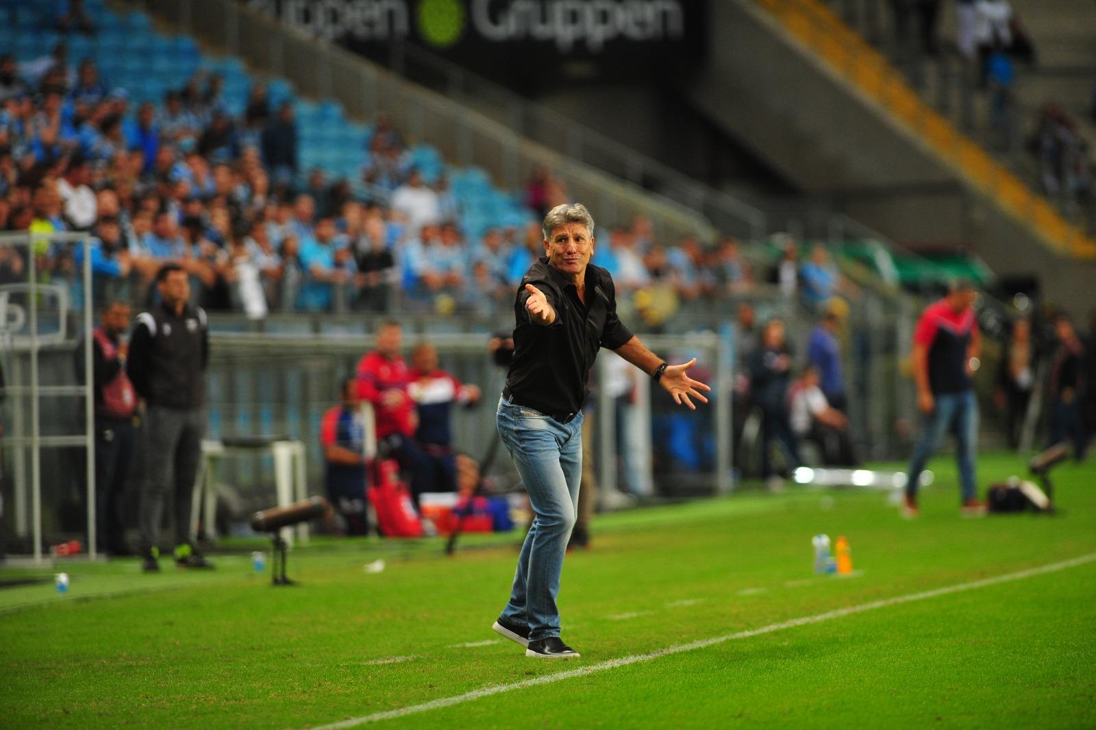Renato na beira do campo da Arena neste domingo