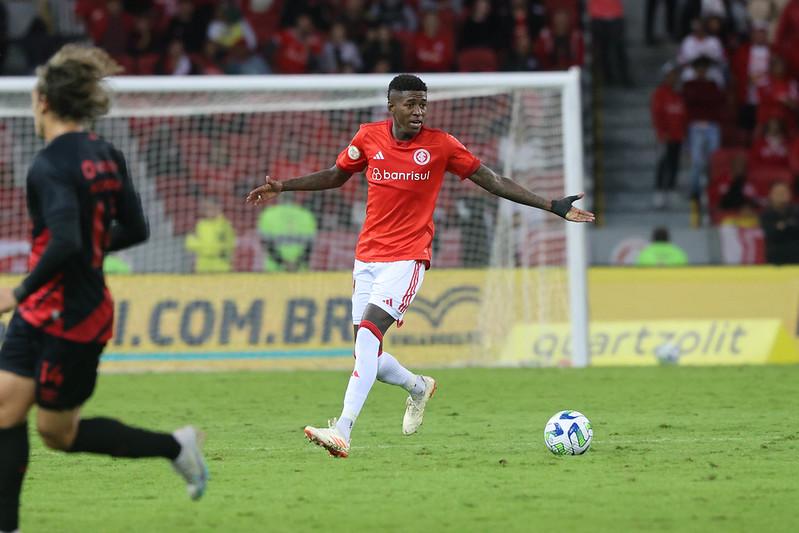 Vit&atilde;o ser&aacute; reavaliado no Inter ap&oacute;s sofrer entorse no joelho 