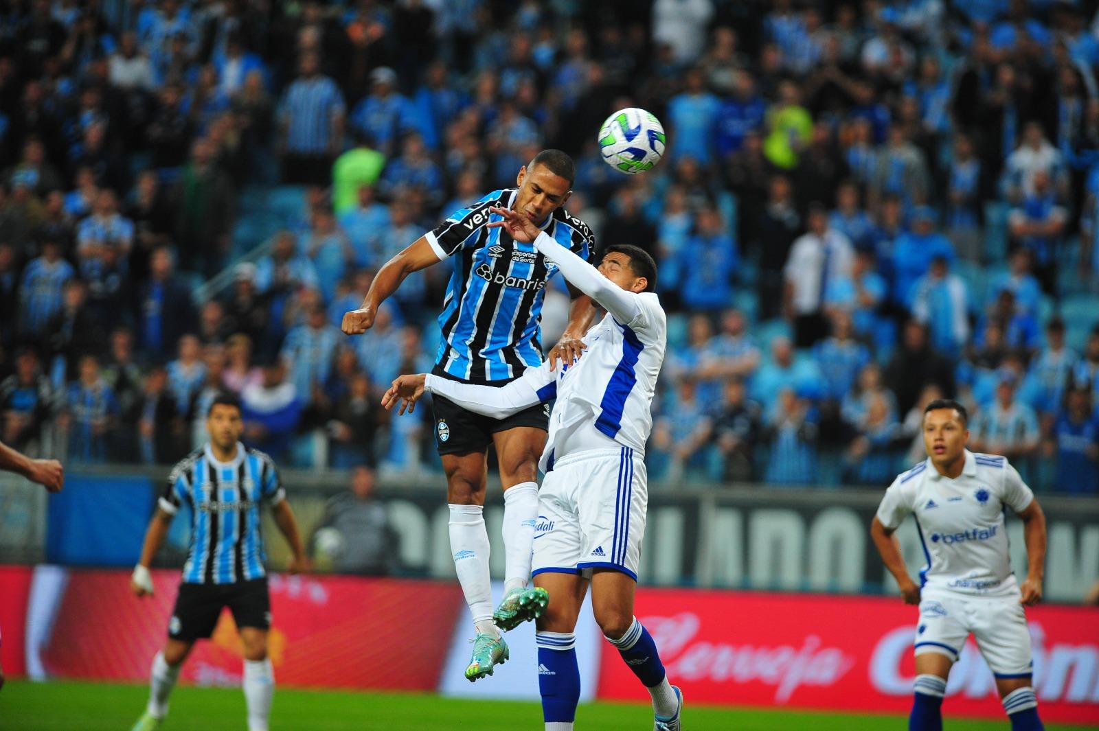 Cruzeiro saiu na frente logo no come&ccedil;o e Gr&ecirc;mio empatou com gola&ccedil;o de Su&aacute;rez