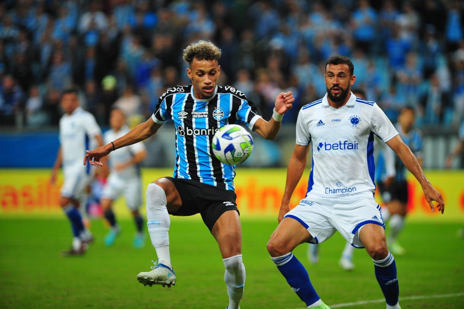 Dificuldades t&aacute;ticas colocam esquema com tr&ecirc;s meias sob an&aacute;lise no Gr&ecirc;mio 