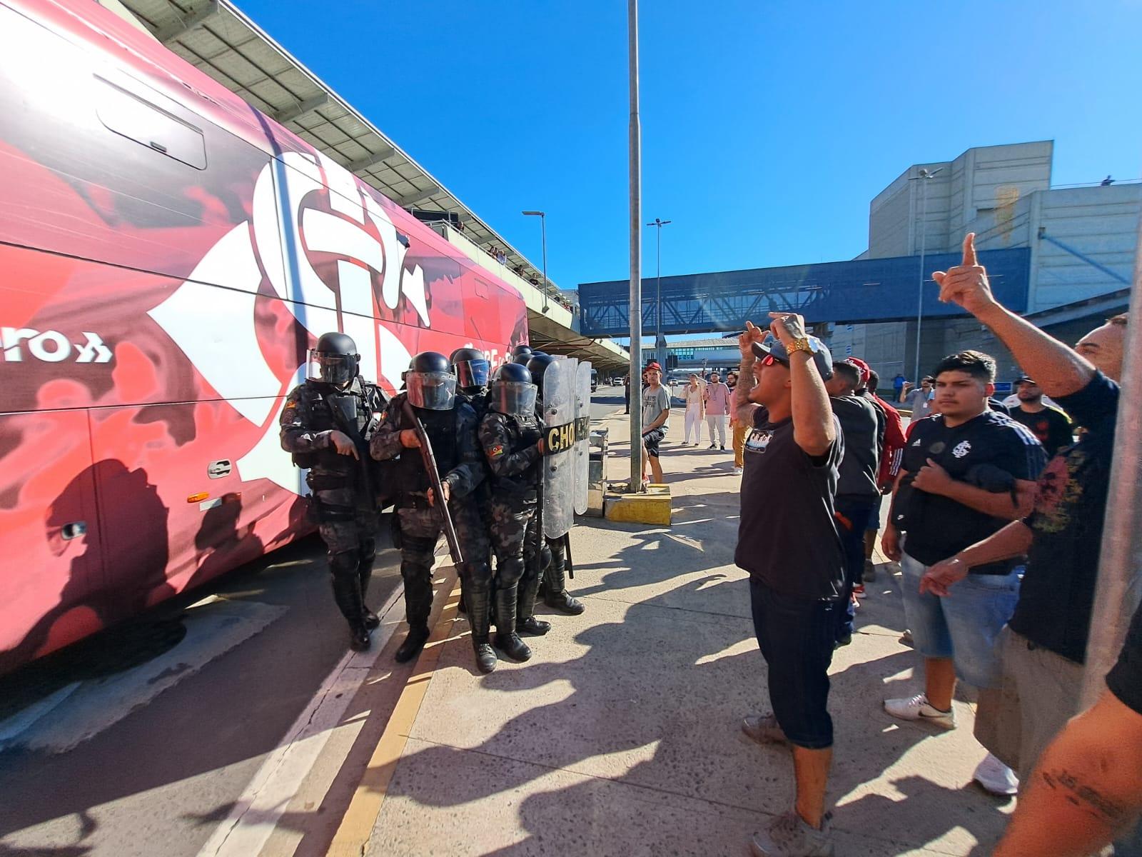 Torcedores indignados com mais uma derrota protestam em frente ao &ocirc;nibus do Inter 