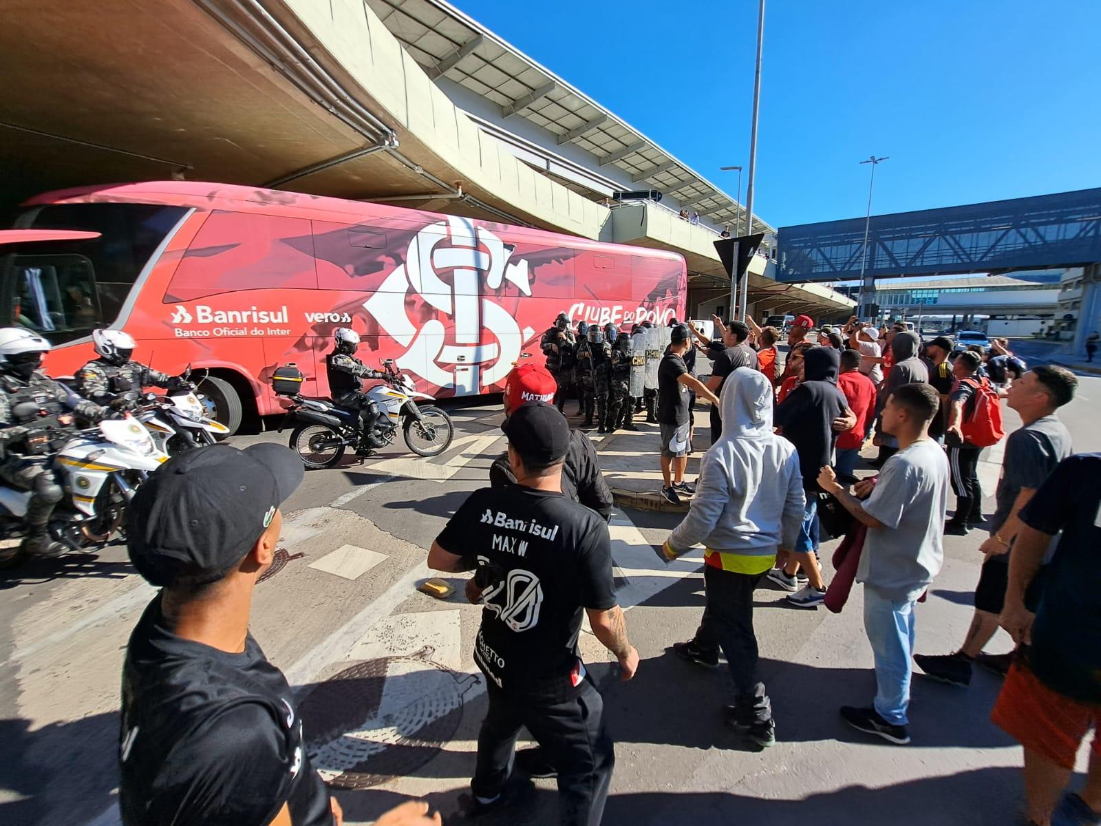 Ap&oacute;s derrota para o Am&eacute;rica-MG, delega&ccedil;&atilde;o foi recebida com protesto no Aeroporto Salgado FIlho