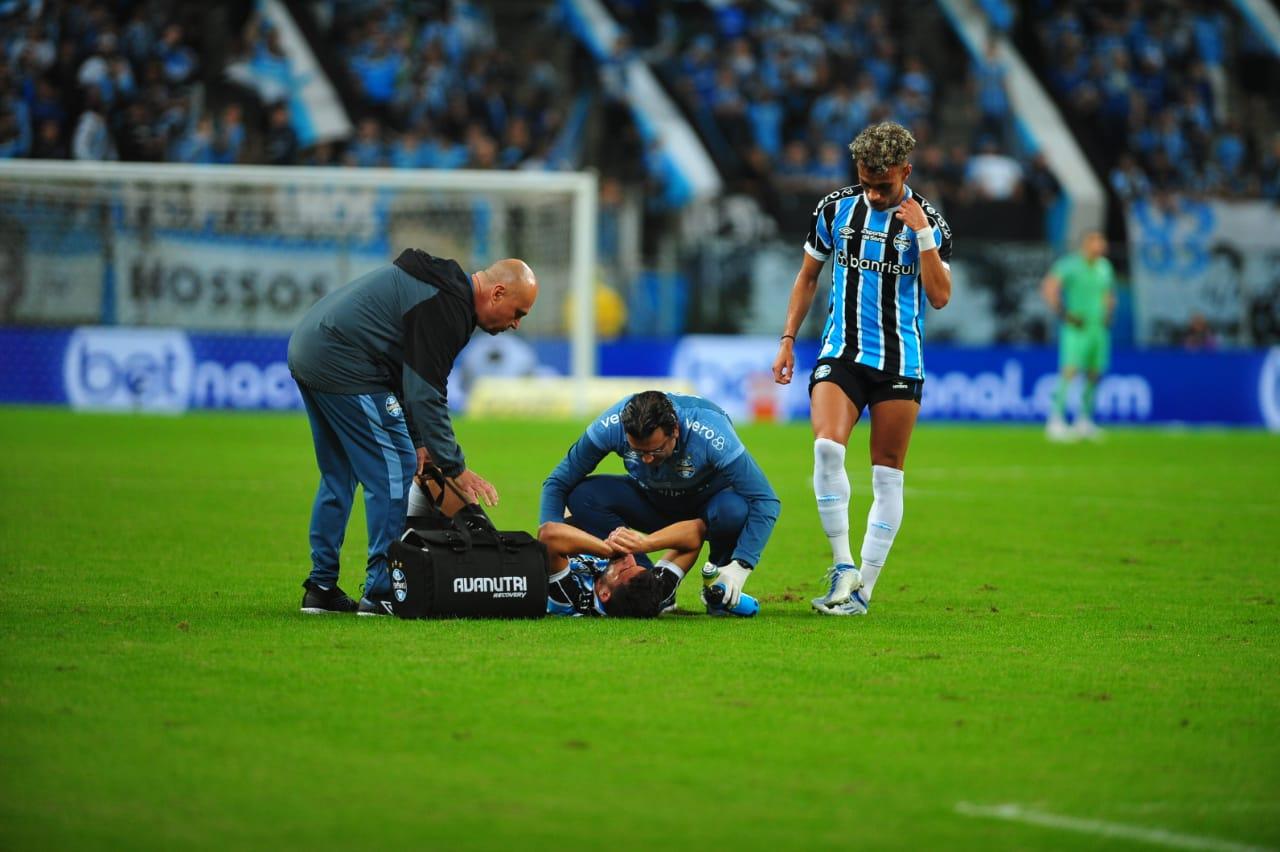 Jogador sentiu dores e precisou ser substitu&iacute;do na partida contra o Cruzeiro pela Copa do Brasil