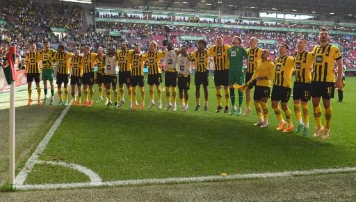 Jogadores comemoraram com a torcida a vit&oacute;ria que deu a lideran&ccedil;a do campeonato alem&atilde;o