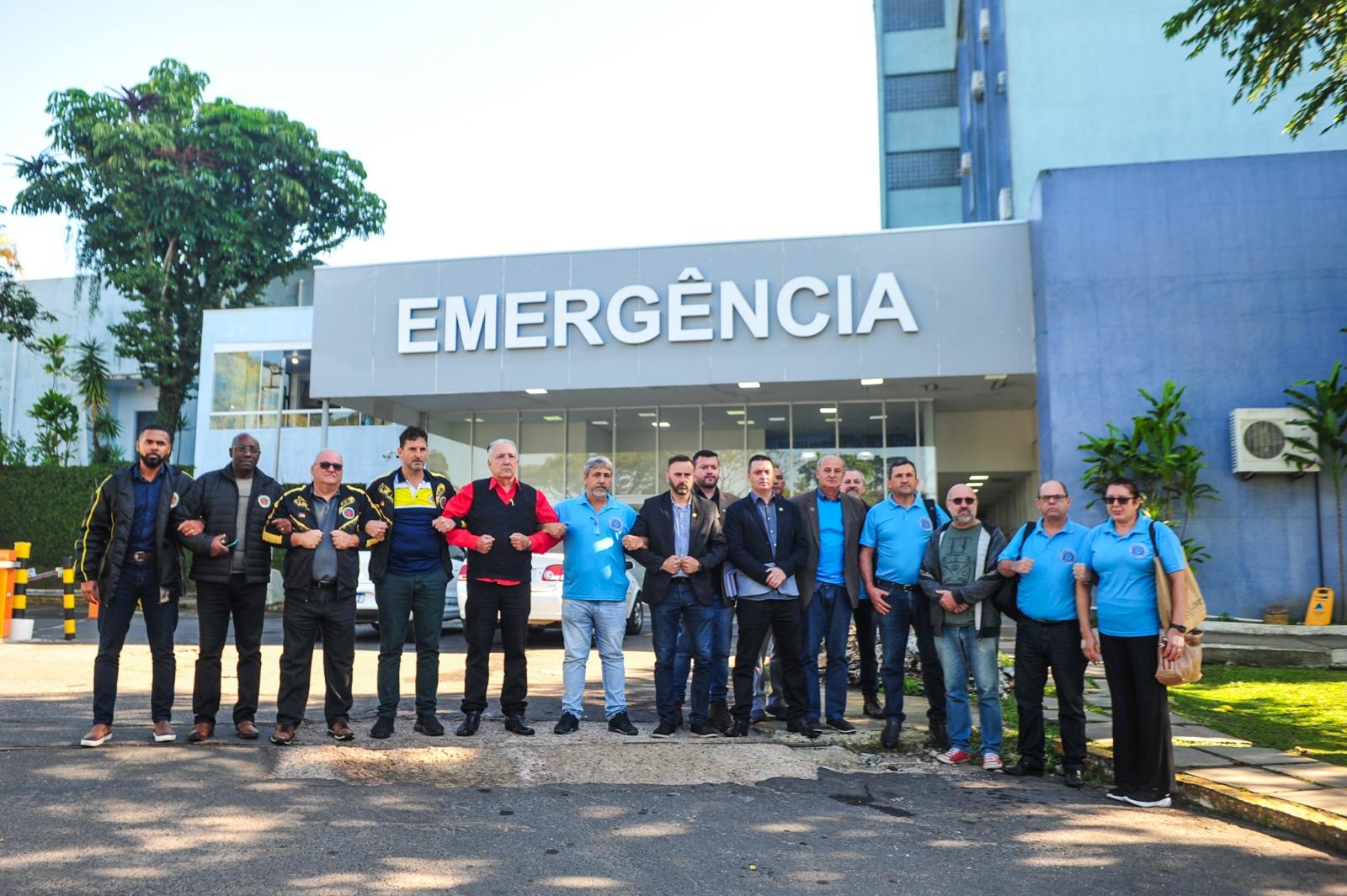 Entidades de classe da BM e dos bombeiros protestaram em frente ao Hospital da Brigada Militar