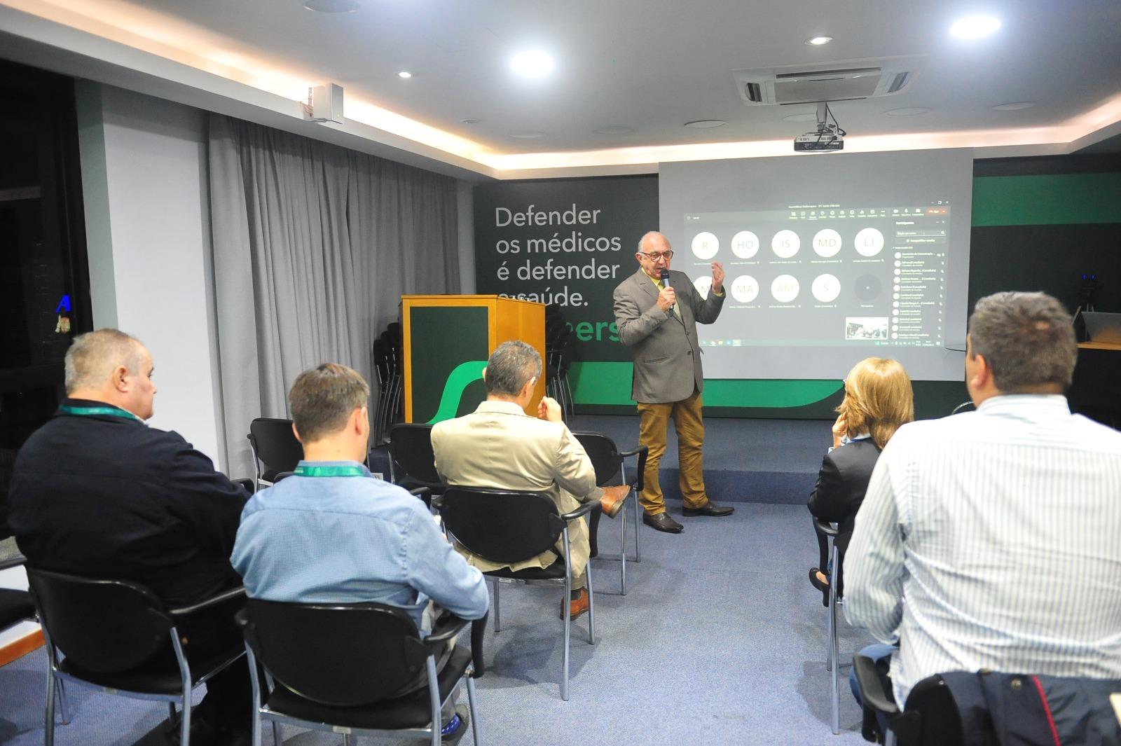 O presidente do Simers, Marcos Rovinski, ressaltou que os m&eacute;dicos decidiram manter o movimento devido &agrave; falta de medidas concretas para garantir a recomposi&ccedil;&atilde;o dos honor&aacute;rios m&eacute;dicos e hospitalares, que est&atilde;o defasados h&aacute; 12 anos.