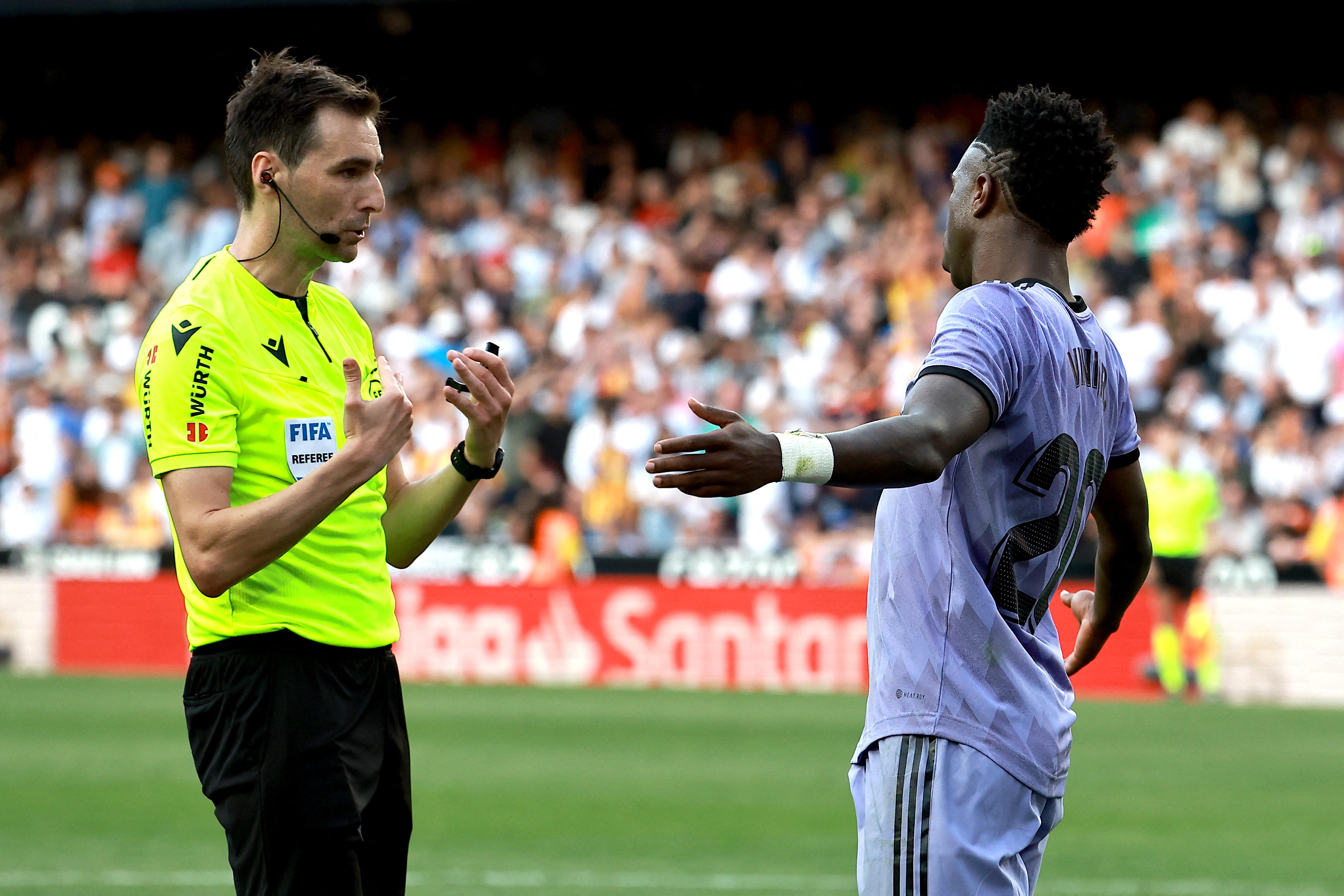 Vini Jr. foi alvo de insultos racistas durante partida contra o Valencia