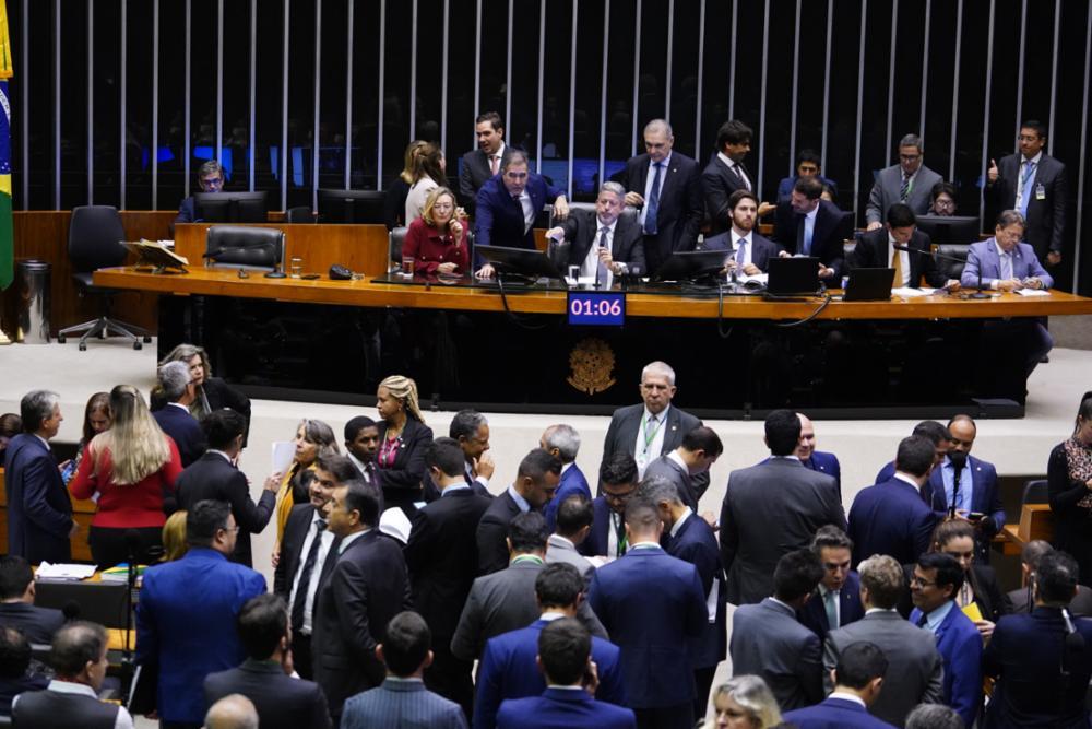 Texto-base do arcabou&ccedil;o fiscal teve 372 votos favor&aacute;veis, 108 contr&aacute;rios e uma absten&ccedil;&atilde;o