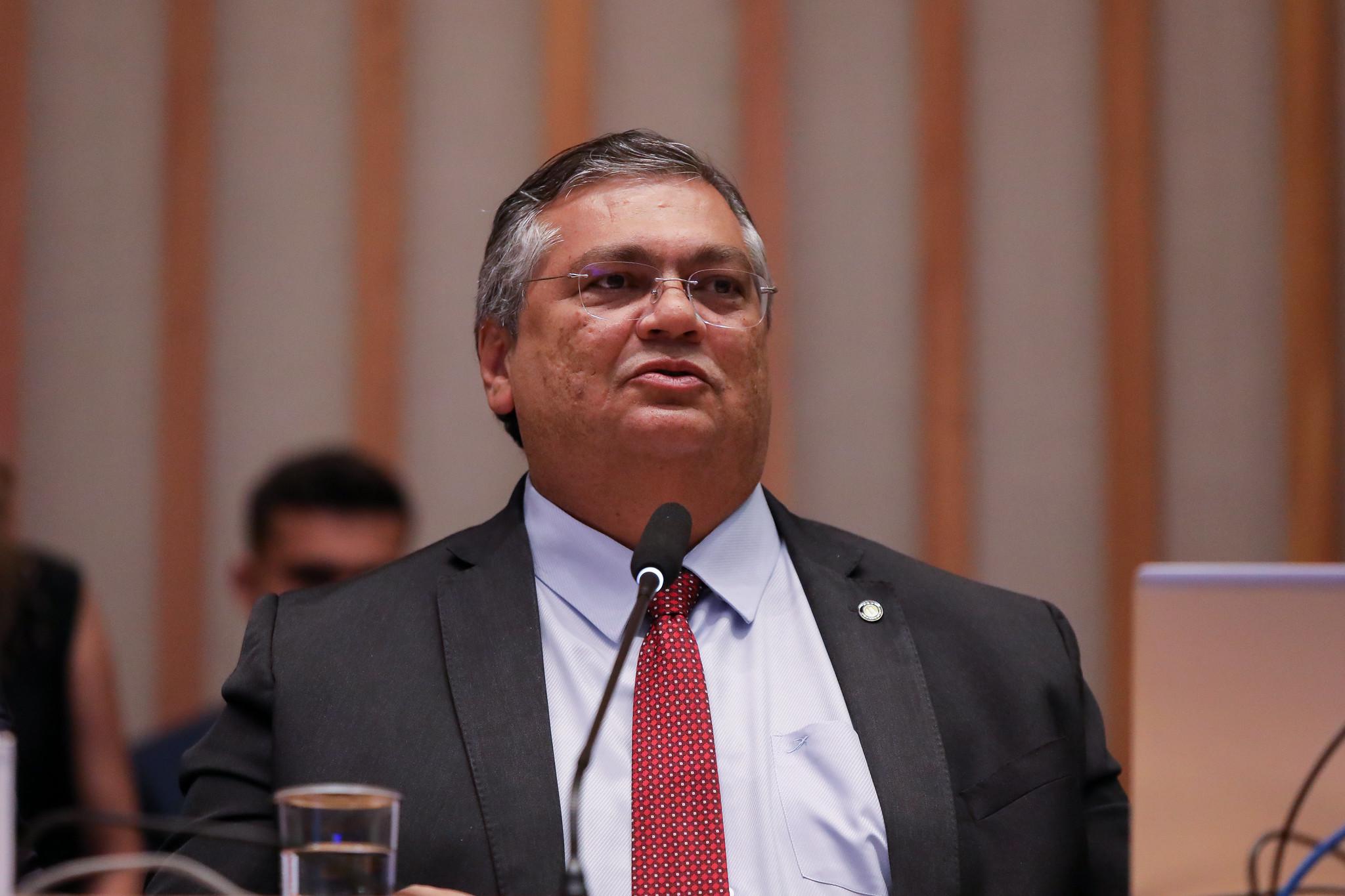 Dino apresenta projeto sobre armamento a Lula 