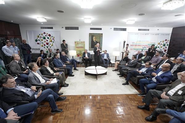 Deputado Airton Artus (PDT) discursa durante cerim&ocirc;nia de implementa&ccedil;&atilde;o da Frente Parlamentar em defesa da prote&iacute;na animal.