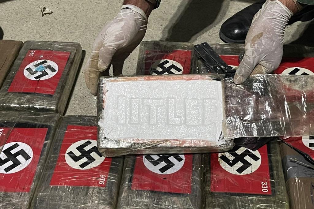 Alguns pacotes estavam abertos e tinham escrito em alto relevo "Hitler"