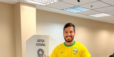 De acordo com a Polícia Federal, deputado André Fernandes incitou atos extremistas de 8 de janeiro De acordo com a Polícia Federal, deputado André Fernandes incitou atos extremistas de 8 de janeiro