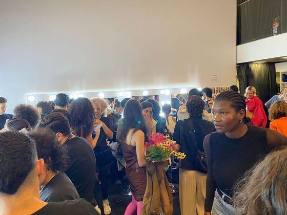 R7 acompanhou bastidores de defile no SPFW
