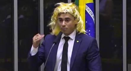 No Dia Internacional da Mulher, deputado disse que 'mulheres est&atilde;o perdendo espa&ccedil;o para homens que se sentem mulheres'