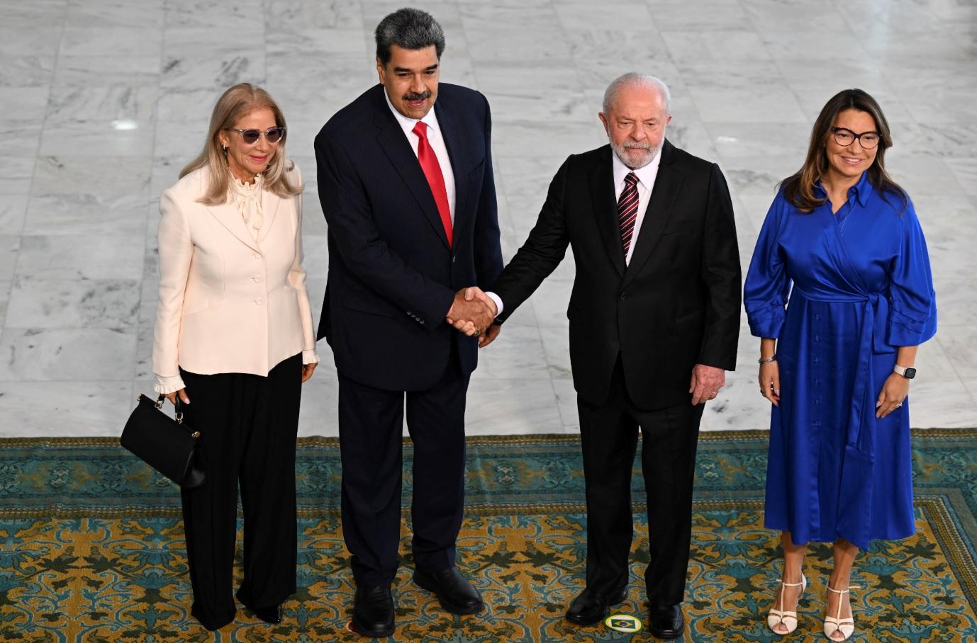 Lula se re&uacute;ne com Maduro na v&eacute;spera de encontro com l&iacute;deres em Bras&iacute;lia
