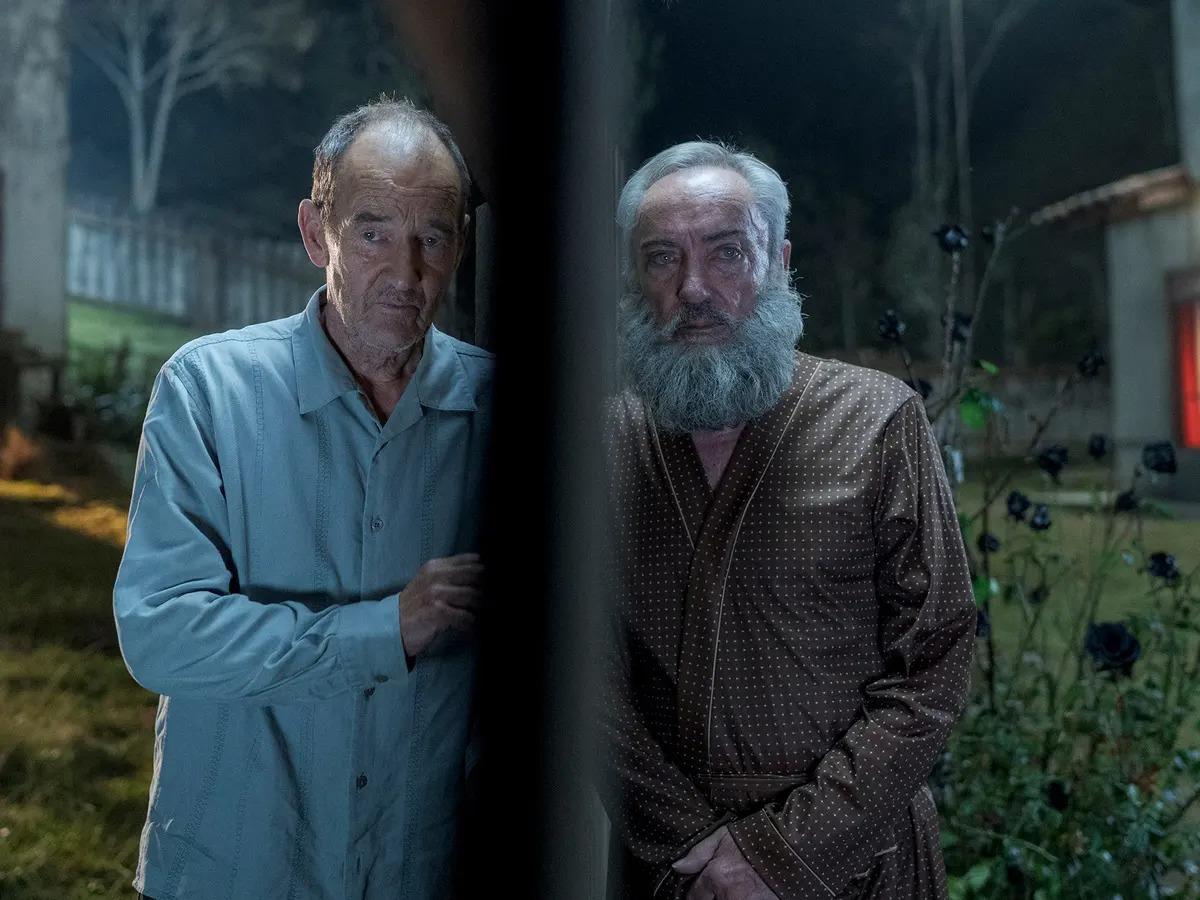 Mr. Polsky (E) acredita rigorosamente que o seu vizinho, Mr. Herzog &eacute; o pr&oacute;prio Adolf Hitler