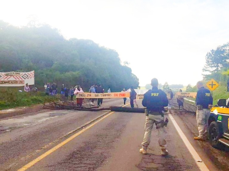 Polícia Rodoviária Federal monitora situação no km 257,9 da BR 285, em Gentil, e tenta negociar liberação Polícia Rodoviária Federal monitora situação no km 257,9 da BR 285, em Gentil, e tenta negociar liberação