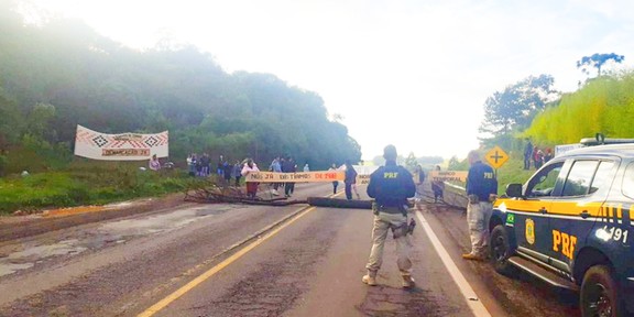 Polícia Rodoviária Federal monitora situação no km 257,9 da BR 285, em Gentil, e tenta negociar liberação Polícia Rodoviária Federal monitora situação no km 257,9 da BR 285, em Gentil, e tenta negociar liberação