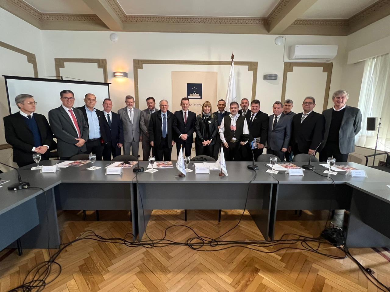 Encontro ocorreu em Montevid&eacute;u, na sede do Parlamento do Mercosul