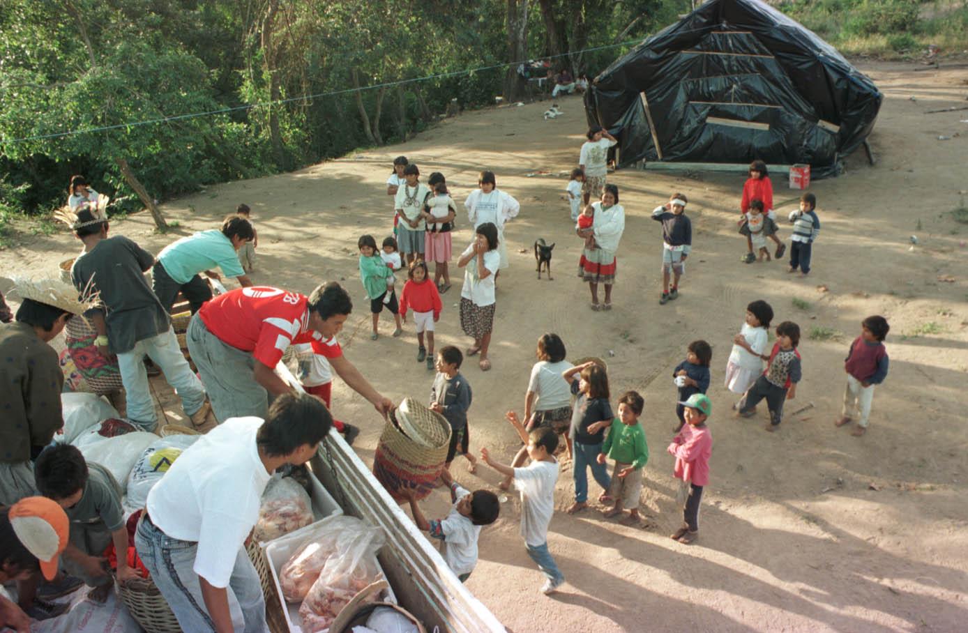 Reserva ind&iacute;gena dos Cantagalo recebe roupas e alimentos.