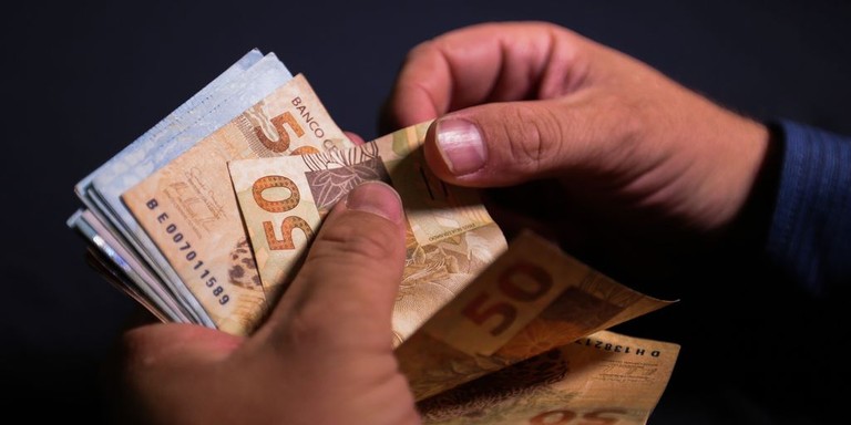 Salário dos brasileiros aumenta Salário dos brasileiros aumenta