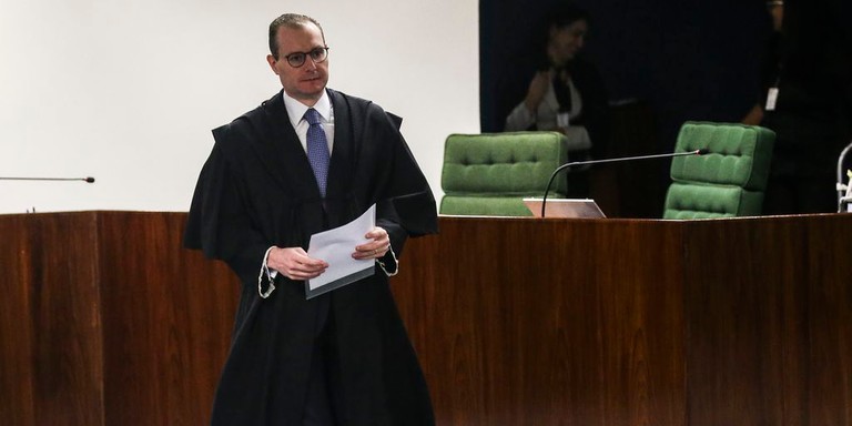 Zanin deve ser o indicado de Lula ao STF Zanin deve ser o indicado de Lula ao STF